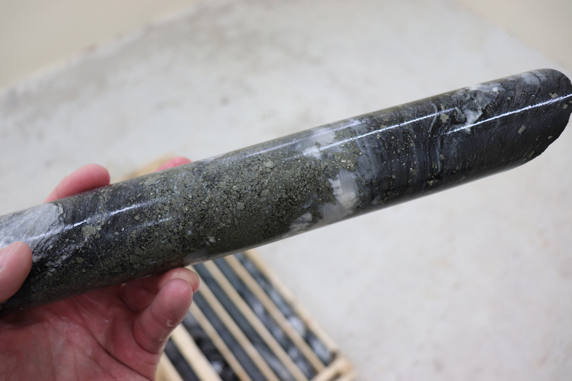 Poloha masivního pyritového zrudnění zastižená prvním zkušebním vrtem